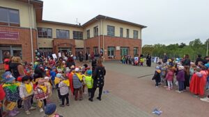 Parada Sobowtorow Kopernika. Na zdjęciu Dyrekcja z goścmi przedszkola oraz kadrą i przedszkolakami otwierają paradę.