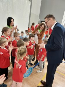 Prezydent Miasta Olsztyna wręcza puchar przedszkolakom